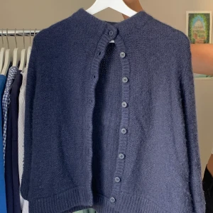 Äkta kashmir kofta  - Världens mjukaste kofta av kashmir och merinoull i bra skick från cos! nypris ca 1200kr