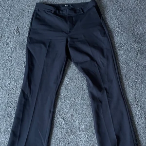 Kostymbyxor  - Ett par jätte fina kostymbyxor från Bikbok, använd några fåtal gånger så i bra skick! Säljer pga av kommer aldrig till användning och de är för stora. Storlek 44 men skulle passa en 40-42 också! Nypris 399kr så säljer nu för 200kr! 