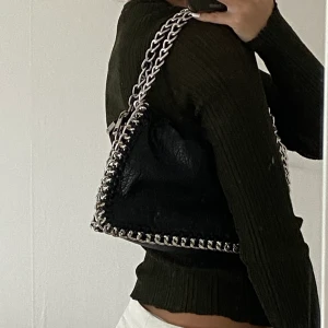 Väska - Säljer denna Tiamo väskan, skriv vid intresse eller frågor 🫶🏼