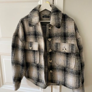 Rutig Jacka storlek XS - Rutig jacka från ginatricot i storlek XS men oversize. Bra skick, knappt använd 💕