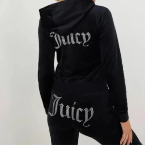Juicy Couture sett - Fint sätt säljes pga passar inte längre, och använder inte längre. Köparen står för frakten utgående pris 100kr + frakt. 