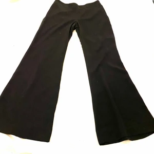 Kostymbyxor - Bootcut/Flare svarta kostymbyxor med dragkedja på sedan som stängning! Står 44 men vääldigt små och passar inte mig </3 Skulle gissa på liten 38