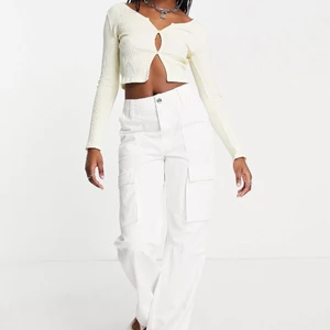 Vita cargobyxor  - Säljer dessa vita cargobyxor från Bershka i strl 44! Endast testade men kunde ej rutenernas då jag tog bort lapparna. Köpte 44 för att ha dom lågmidjade och oversized🤍🦋🫶🏾