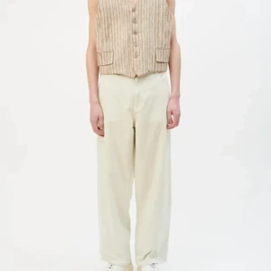 Ljusa Our legacy byxor i storlek 50 - Ljusa Our legacy byxor i storlek 50. Byxorna är använda men har inga defekter.