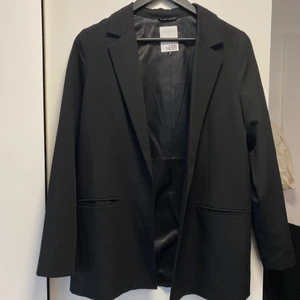 svart kavaj - oanvänd tunnare kavaj, och utan vadderade axlar! möts upp i sthlm :)