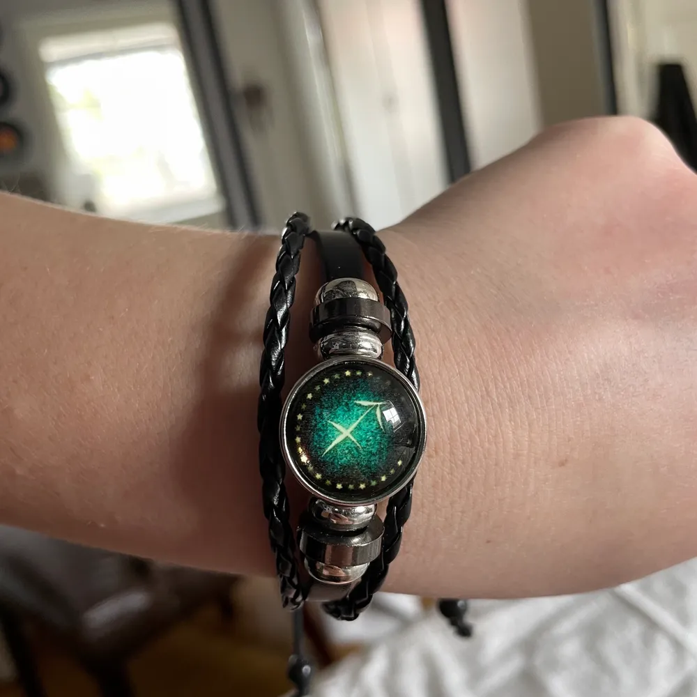 Ett fint armband med skytte symbolen. Det gröna lyser i mörker. Om du har frågor eller är intresserad av att köpa det är det bara att skriva till mig<3. Accessoarer.