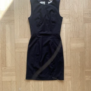 Svart klänning  - Svart oanvänd klänning från HM. Utmärkt skick. Gulddragkedja på ryggen. 