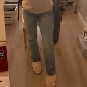 Zara jeans - Heej, säljer dessa super fina Zara mid rise jeans💕  frakten tillkommer på 66kr💕