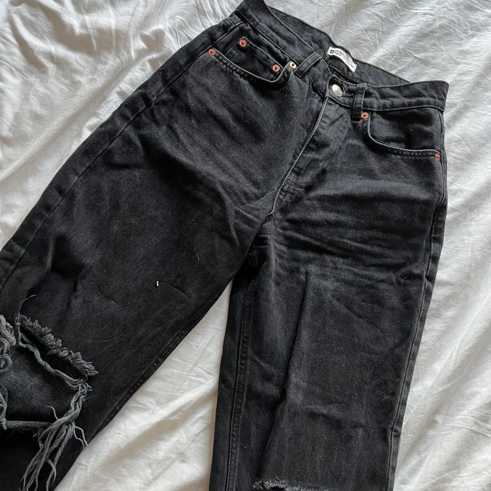 Säljer dessa svarta 90’s jeans med hål ifrån Gina tricot! Super snygga men kommer inte till användning längre. Normala (inte petite eller tall) i storlek 34, med innerbenslängden ca 78cm. Nypris 599kr😋 Pris går att diskutera. Köparen står för frakt.. Jeans & Byxor.
