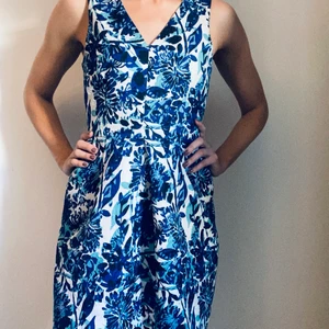 Blåblommig klänning - strl 38  - Klänning i bra skick, använd endast några få gånger. Tight upp till och vid nertill. Den slutar strax ovanför knät på mig. (jag är 177cm)