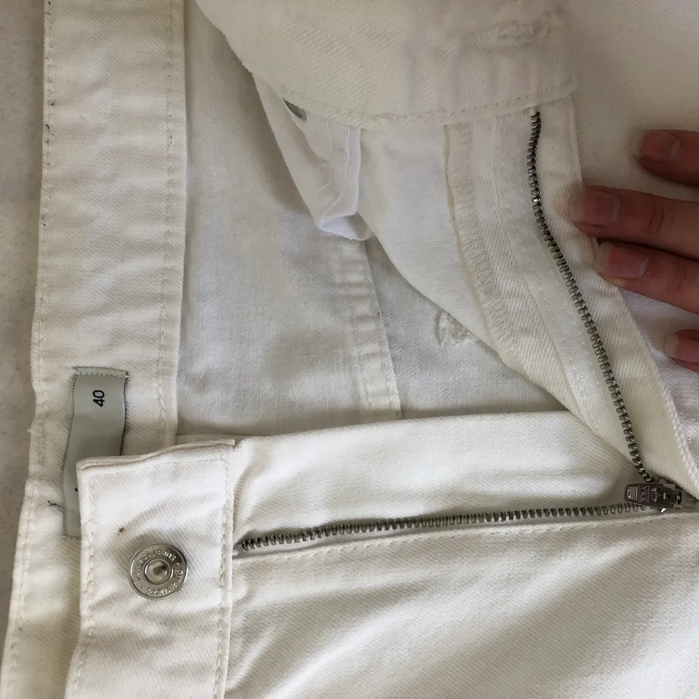 Ett par vita vida jeans från Gina Tricot i storlek 40. Raka i passformen samt vid vristen. Frakt tillkommer📦. Jeans & Byxor.