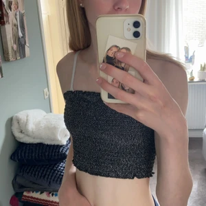 Fest topp - Säljer denna fest topp från BikBok men bara andvänd typ 2 ggr 💗 den är väldigt stretchig så skulle säga att den passar XS-S