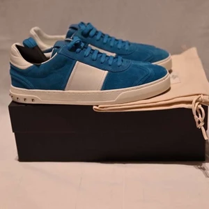 Valentino Flycrew - Säljer dessa ljusblå Valentino Flycrew skor. Helt nya aldrig använda Cond 10/10. Storlek 41 och 41,5.