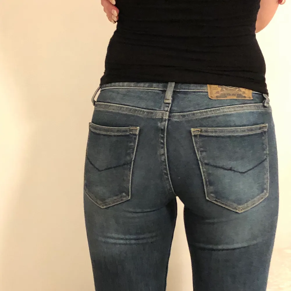 Trendiga low waist jeans från ”crocker jeans” 🫶🏻 De är i modellen ”slim & bootcut”..  Inte använda pga för små! Storlek W: 24 L:31 . Jeans & Byxor.