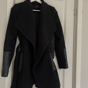 Kappa - Svart kappa med skinn detaljer från Vero Moda🤍 väldigt bra skick och passar bra till allt! Storlek S