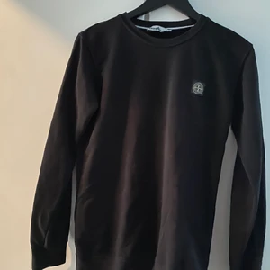 Äkta Stone Island strlk M - Säljer min äkta Stone Island tröja i strlk M i gott skick. Går och mötas upp i Svalöv annars skickas på posten.