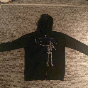 Tröja - Hej! Har haft denna plagg i 2 månader använd fåtalgånger har inte den här stilen längre så tänkte sälja den och går inte och få tag på den här längre pris går och diskuteras!💯