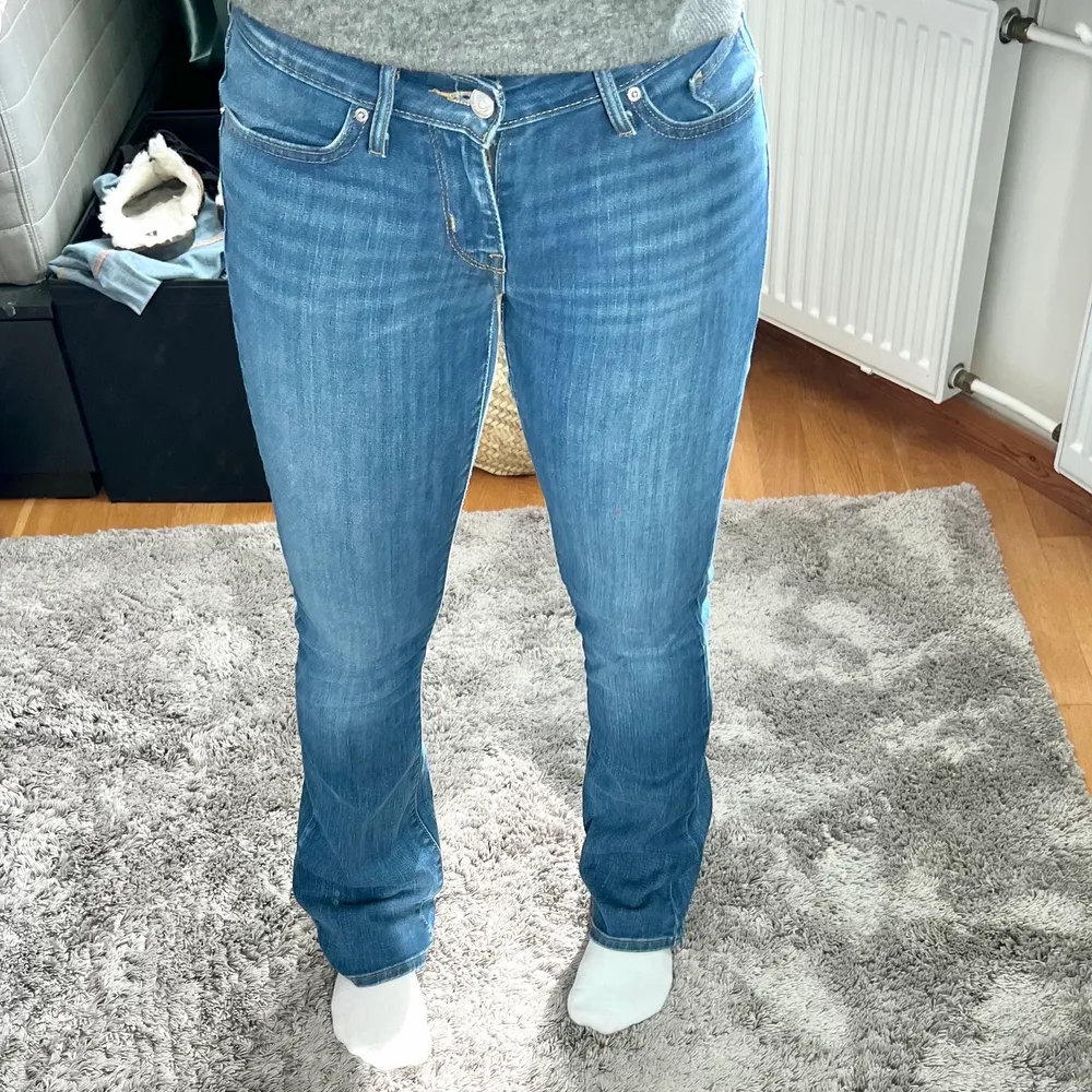 Säljer pga kommer inte till användning. Har ett smalt hål mellan benen som på bilden samt slitningar längst ner, kan trots detta användas skitsnyggt!!🤠🧡. Jeans & Byxor.