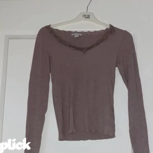 Spets tröja lite lik elena gilbets stil💗 - Hej, jag säljer denna otroligt fina tröjan i storlek S. Jag säljer den för har inte användning av den. Om ni är intresserad kontakta mig. Om flera är intresserade blir det budgivning!💗Den är lite lik Elena Gilberts (tvd) tröjor!💗