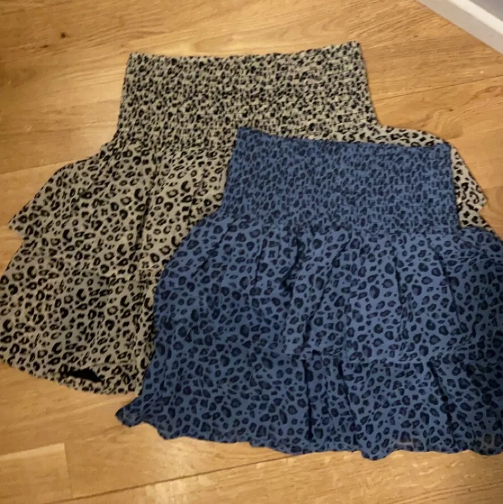 BLÅ SÅLD- Säljer dessa kjolar från Kappahl. Köpte de för ett tag sen men har inte använt de särskilt mycket. De är i fint skick. Säljer de för 170/st. Den blå är i storlek 146/152 och den beige i 156/164, de passar mig som har xs/s.❤️ . Kjolar.
