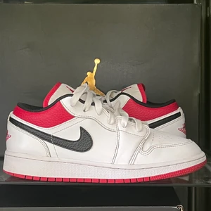 Air jordan 1 low university red black - Ett par jordan 1 lows i en populär färg ☀️perfekt till sommaren☀️, klassisk colorway som man inte kan gå fel med, 💥BOX TILLKOMMER💥, kan mötas upp i stockholm eller frakta, 💥PRIS KAN DISKUTERAS VID SNABB AFFÄR💥(skickar gärna flera bilder om någon är intresserad)