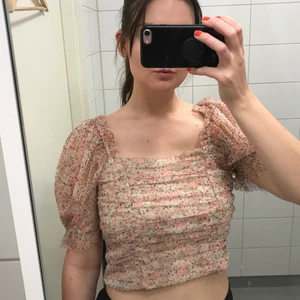 Blommig cute sommartopp🌸💕 - Söt blommig topp perfekt till sommaren ☀️🌸💕 rosa, fluffig tyll med ballongärmar och frills 