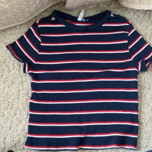 Randig croppad topp strl M - Randig croppad topp i storlek m från hm. Köpte för ett år sedan och använd flera gånger men fortfarande i jättebra skick 