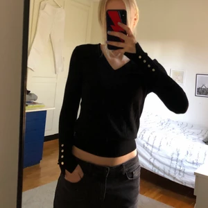 Långärmad tröja  - Långärmad, svart tröja med nitar vid slutet av ärmarna. Köpt från zara i vintras, aldrig andvänd. Frakt ingår ej.💕💙
