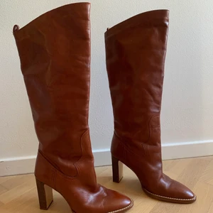 Boots från Zara - Intressekoll på snyggaste bootsen från zara i nyskick. Står storlek 40 men passar mig som har 39. Frakt på 66 eller så möts vi på söder. Säljer bara vid bra bud 💝