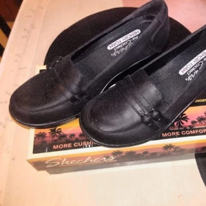 Skechers pumps  - Superfina svarta såå sköna kilklackar i storlek 38 från Skechers - helt nya i kartong köpta på booztlet i slutet på februari, dessvärre lite för stora för mig som har 37.5 och retur sedeln råkade jag slarva bort så säljer dom vidare här om nån är intresserad ;) klackarna är i memory foam vilket känns som att gå på bomull! 