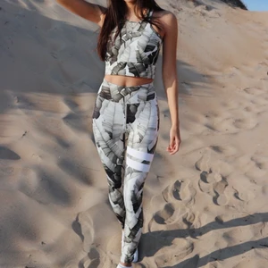 Stronger träningskläder - Jättefint set träningskläder från Stronger, toppen är storlek S, tightsen är storlek XS. Pris kan diskuteras om man bara vill ha ett utav plaggen. Köparen står för frakten 💕