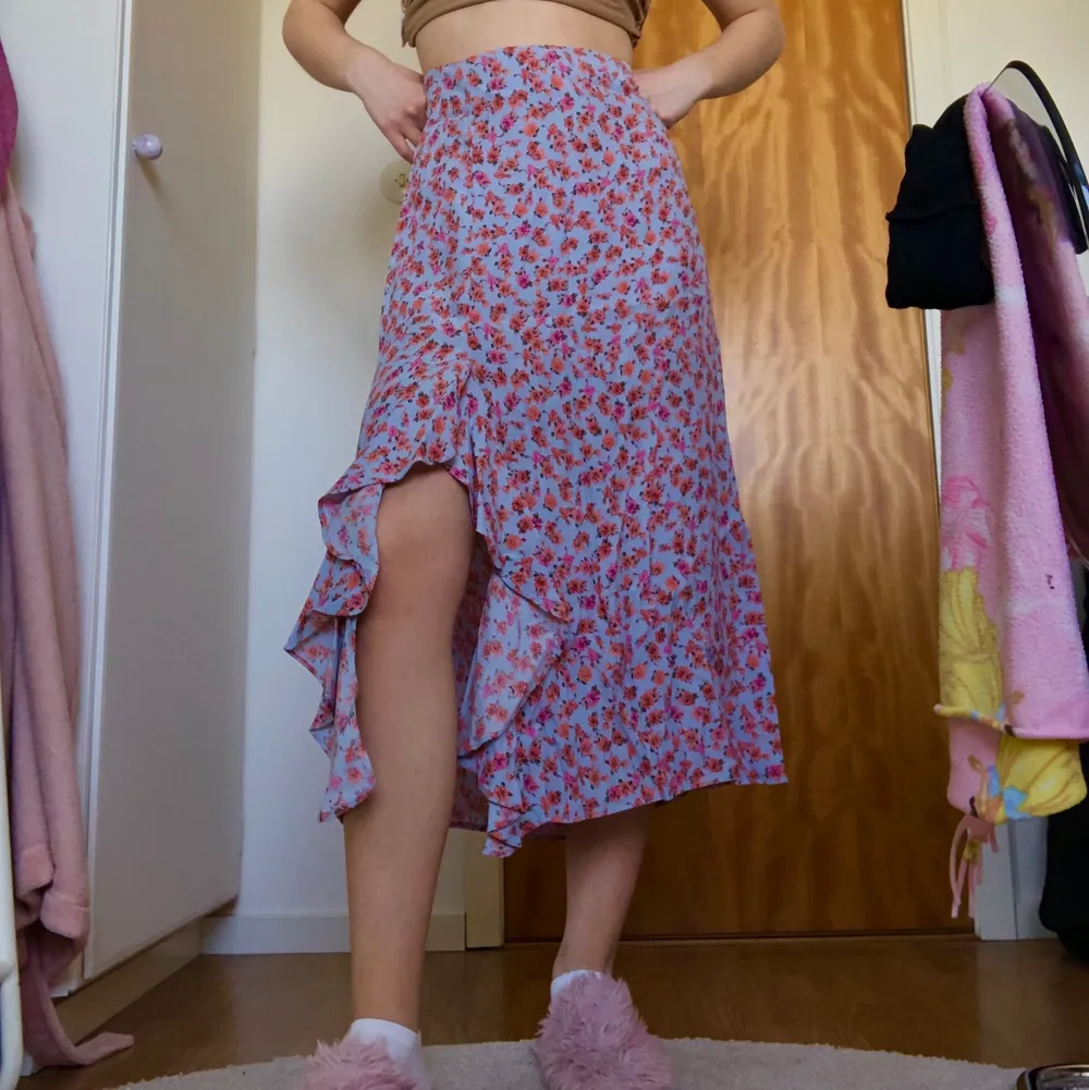 Jättejättefin blommig kjol som tyvärr har blivit för stor:( passar bra nu till sommaren!🥰 finns en dragkedja på sidan. Kjolar.