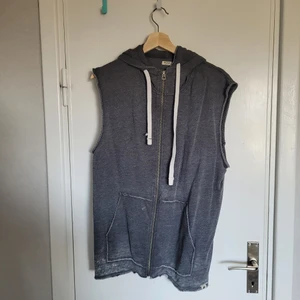 Ärmlös huvtröja luvtröja väst hoodie - Ärmlös luvtröja/väst från Jack & Jones storlek M. Fint skick. Katt finns i hemmet, rökfritt. 