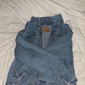 Jeans jacka - Blå jeansjacka i bra skick. Storlek 150 (barn). Köparen står för frakt