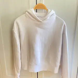 Clean, vit hoodie från Zara! Skön. Fint skick.