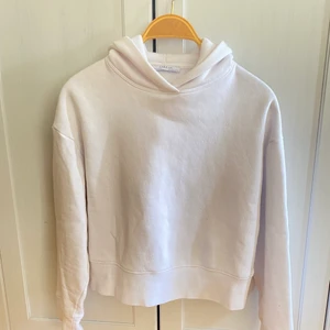 Vit hoodie från Zara - Clean, vit hoodie från Zara! Skön. Fint skick.