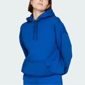 Blå hoodie - Säljer denna jätte fina hoodie från zara men ser nästan exakt ut som den från bikbok. Den ä i toppskick och köpte den för mindre än en månad sedan! Storlek M ( är inte alls overzize ) 💗 Om det blir fler personer som är intresserade blir det budgivning! Kontakta mig så skickar jag bilder på hur den ser ut💞 Skriv om ni har några frågor.