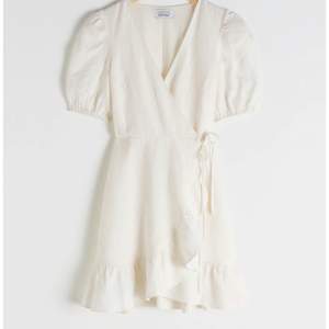 Säljer denna jättefina klänning från &Other stories!💗Endast använd 2 gången! Nypris: 890, köparen står för frakt!💕 priset kan diskuteras 