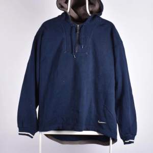 Marinblå vintage Nike hoodie. 