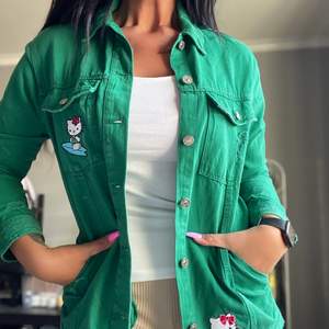 En grön jeansjacka från Lefties i storlek small. Slitningar och patches med Hello Kitty. 