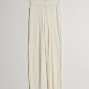 Sissi byxa Gina tricot sökes  - Söker dessa vita byxor i small el medium 