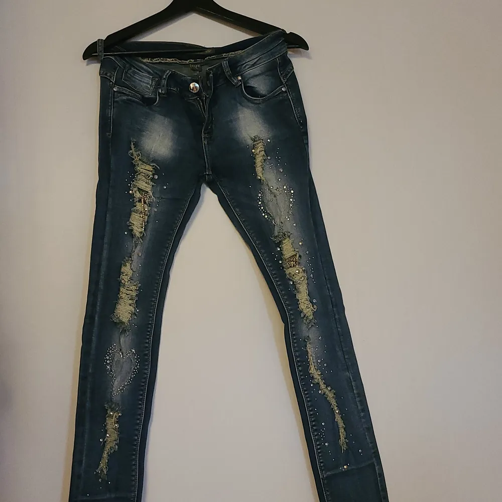 Tessie jeans. Oanvänd. Mycket detaljer.. Jeans & Byxor.