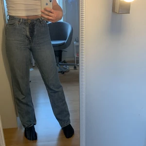 Monki jeans - Ljusblåa jeans från monki i modellen Taiki som jag tyvärr växt ur. Köparen står för frakt. 