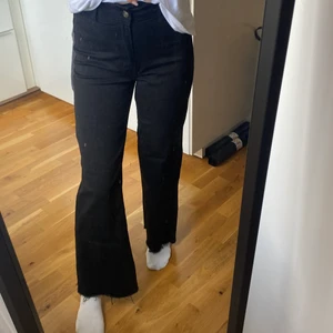 Svarta jeans  - Sitter jätte skönt, stretchiga. Jag är ofta xs på jeans men dessa skulle lätt kunna passa lite större s också. 