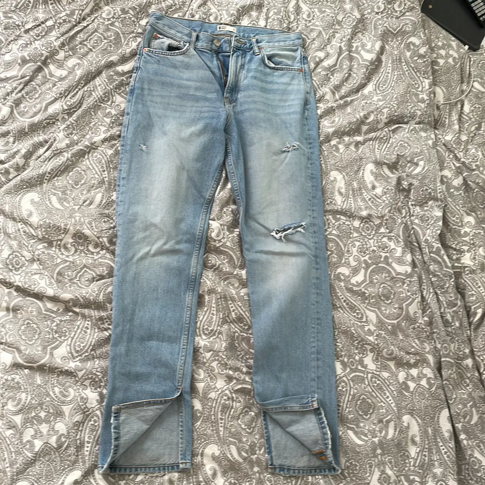 Snygga jeans med slits från Gina. Köpta för ca ett år sen, knappt använda. Säljer då dom är för små, skulle säga att dom sitter som en 38. Pris kan diskuteras via snabb affär💞. Jeans & Byxor.