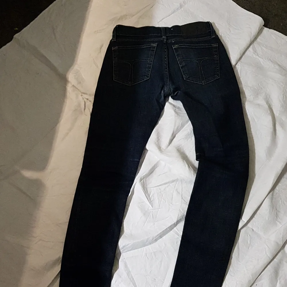 Snygga jeans av Tiger of Sweden. Mörkblå str 28/34 slender fit. Nypris ca 1500 kr. Mycket gott skick. Säljes för 350 kr.. Jeans & Byxor.