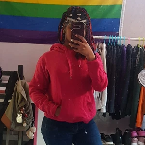 Rosa Hoodie - Rosa nästan oanvänd hoodie i mycket bra skick. Liten broderad fågel i hörnet muffen (fickan) ganska tunnt material men skön då det drar lite. Hör gärna av dig vid frågor eller intresse!:)