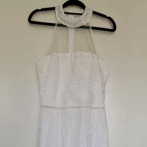 Vacket klänning - Perfekt för studenten eller bröllopet! Ny och helt oanvänd Ifrån märket Dennis Maglic. Faller väldigt fint och klänningen har ett lyxigt tyg/virkningar. Dragkedja baktill. Otroligt fin på.