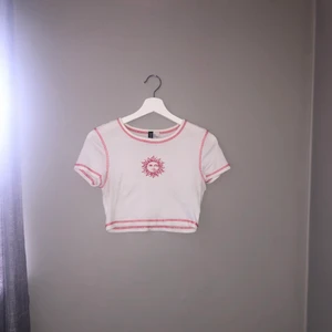 croptop - superfin vit och röd croptop 💕💕 från h&m i strl S, säljer pga den inte används längre✨ hör av er vid intresse!