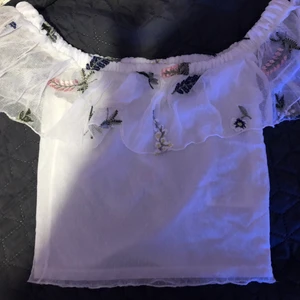 Sommar tröja xs vit - Jätte absolut jätte fin sommar tröja som jag inte känner mig bekväm i men kanske andra tjejer tycker om sådant tröjor det är XS den är jätte fin till sommaren och till fester/events